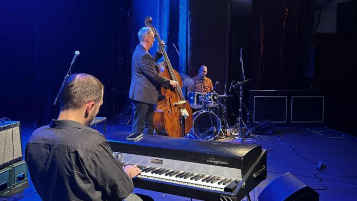 Nenad Vasilić obeležio 25 godina karijere koncertom u Nišu – povratak korenima i zajednički nastup sa sinom