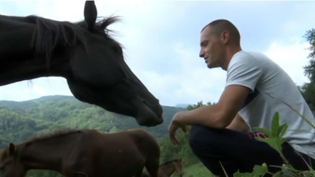 Nenad se vratio na selo, za razvoj farme konja nedostaje put