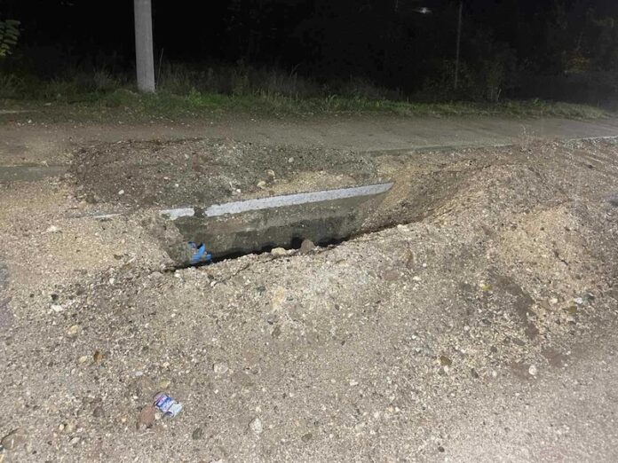 Neobezbeđena rupa pored puta u Brzom Brodu, građani upozoravaju na opasnost