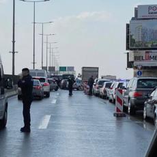 Nepregledne kolone automobila na Gazeli u toku policijskog časa: Policija svima piše kazne (FOTO)