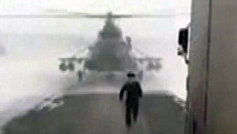 Nerealna scena: Sleteo helikopterom na autoput da pita kamiondžiju za pravac (VIDEO)