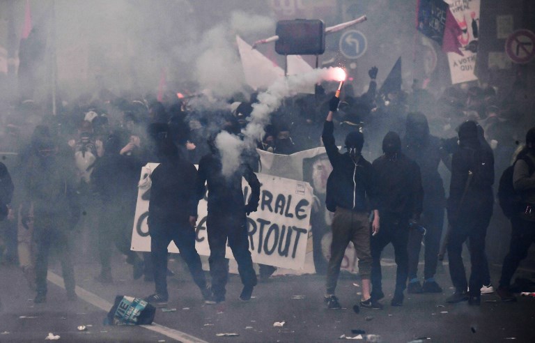 Neredi i suzavac u Parizu, uhapšeno više od 200 ljudi