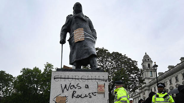 Neredi na protestima u Londonu, na spomeniku Čerčilu natpis bio je rasista