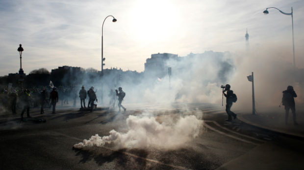 Neredi na protestima u Parizu – policija upotrebila suzavac
