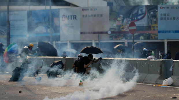 Policija u Hongkongu pucala u demonstrante, jedan ranjen