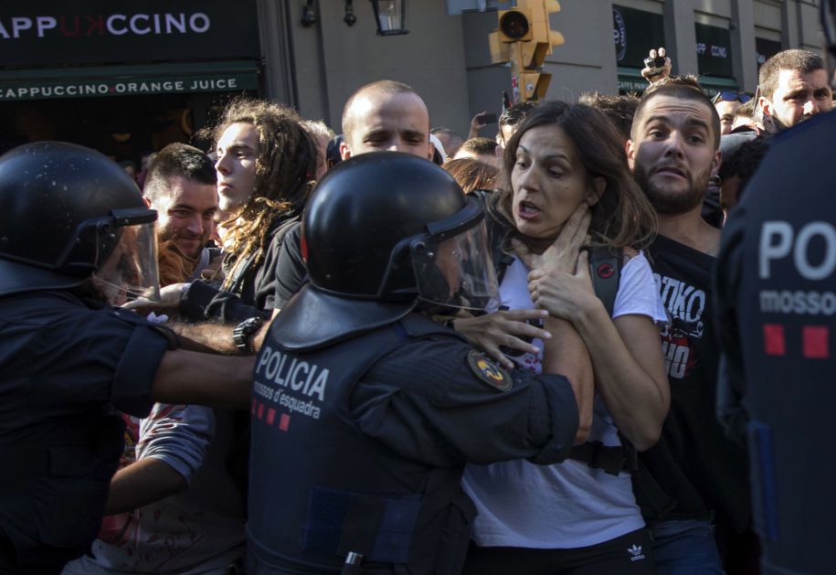 U sukobima policije i separatista u Barseloni 24 povređeno