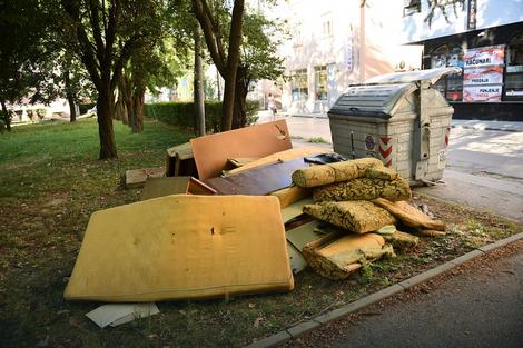 Nesavesni Banjalučani kabastim otpadom zatrpavaju grad: Stare krevete bacaju na ulice, tepihe ostavljaju na ogradama