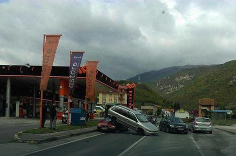 Nesreća kod Travnika: “Fiat” završio NA HAUBI “krajslera”