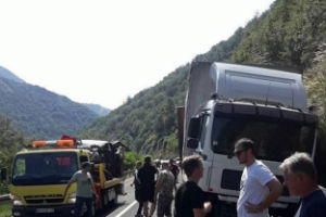 Nesreća na Ibarskoj: Vozač kamiona poginuo u sudaru sa tri automobila (FOTO)