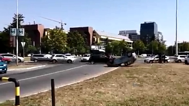 Nesreća na Novom Beogradu, automobil na krovu! (VIDEO)