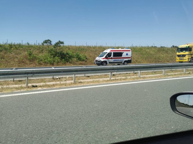 Nesreća na auto-putu Miloš Veliki: Automobil je potpuno smrskan FOTO