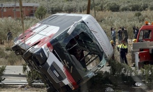 Nesreća na putu: Prevrnuo se autobus, 19 mrtvih! (FOTO)