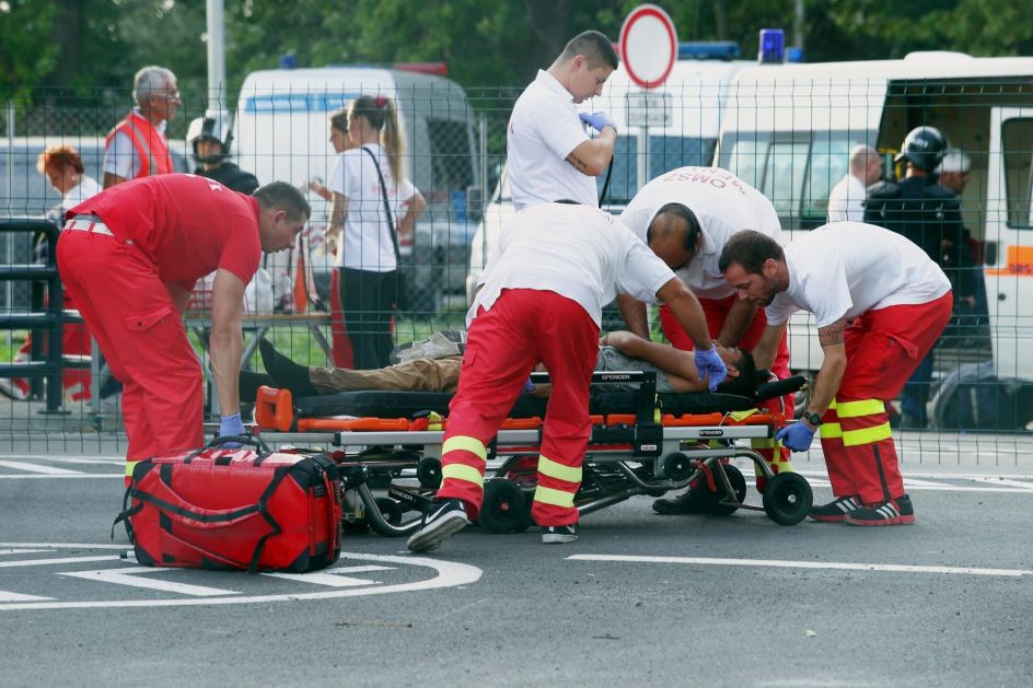 Nesreća u Beogradskoj ulici: Maloletnici sleteli sa puta, hitno prevezeni u Urgentni centar!