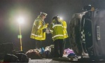 Nesreća u Kembridžu: Sudar minibusa i automobila, vozila se prevrnula, jedna žena poginula, 19 osoba povređeno (VIDEO)