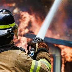 Nesreća u Kikindi: Vatrogasac POVREĐEN tokom intervencije, propao kroz TAVAN
