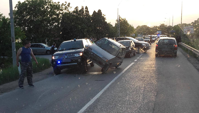 Nestvarna scena kod Obrenovca: Automobil se popeo na džip za policijsku pratnju (FOTO)
