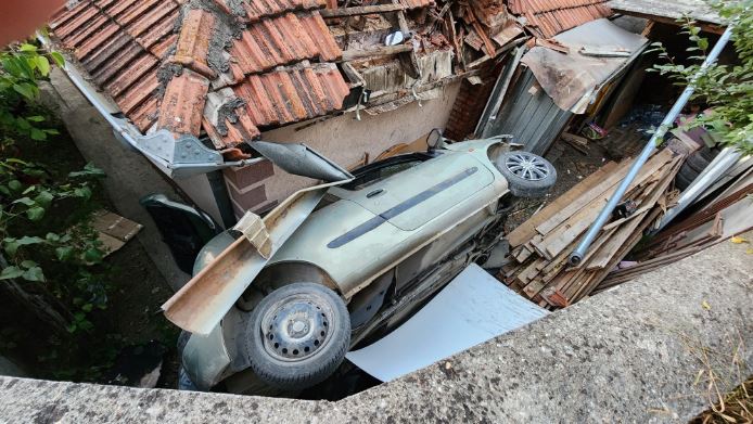 Nesvakidašnja saobraćajka u Novom Pazaru – Automobil udario u krov kuće (FOTO)
