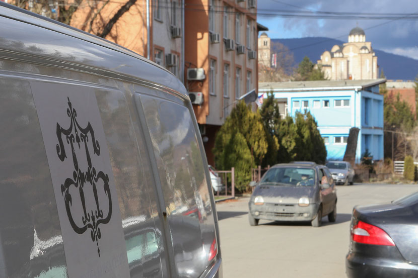 Netrpeljivost ne jenjava: Albanski mladići gađali vozilo koje prevozi Srbe