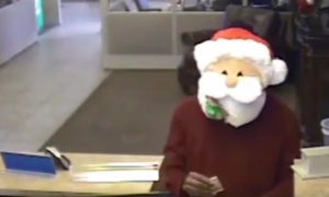 Nevaljali Deda Mraz: Lopov maskiran u omiljenog belobradog čikicu opljačkao banku! (VIDEO)
