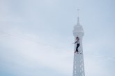 Neverovatan podvig francuskog akrobate: Na kanapu 70 metara iznad zemlje prešao Senu FOTO