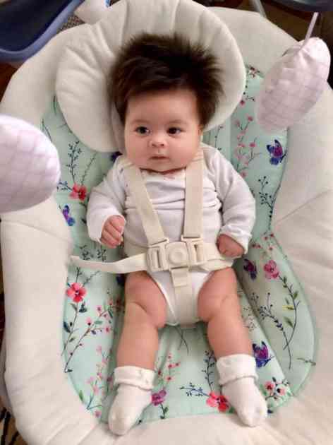 Neverovatno: KOLIKO kose ima ova beba! 