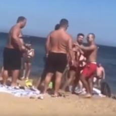Neviđena makljaža na popularnoj plaži: Prvo su sevale pesnice, a onda je lokalac izvukao šipku (VIDEO)