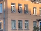 Neviđeno: Skočio kroz prozor policijske stanice s radijatorom oko ruke!? VIDEO