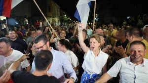 „Nevidljiva ruka“ i treći put srpske opozicije