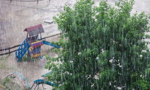 Nevreme u Kragujevcu: Padao grad veličine lešnika, na ulicama potop (VIDEO)
