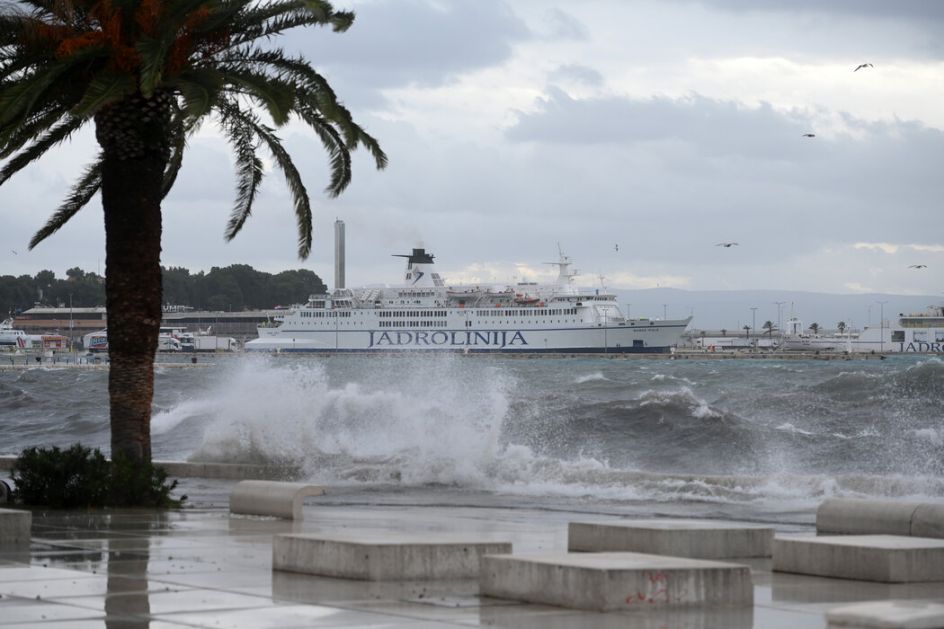 Nevremeno poharalo delove Dalmacije, spašeno 16 osoba