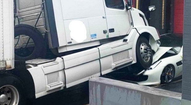 Nezadovoljni vozač kamiona uništio šefov Ferrari