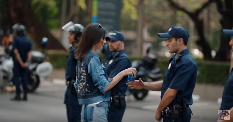 Nezadovoljstvo na mrežama zbog Pepsijeve reklame sa Kendal Džener!