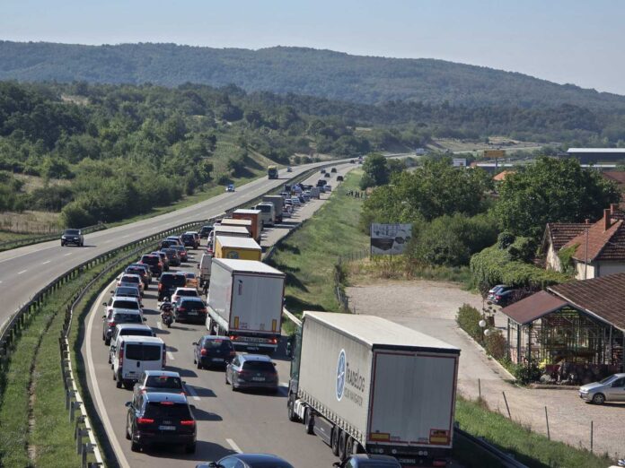 Nezgoda na auto-putu kod Draževca, bilo zastoja
