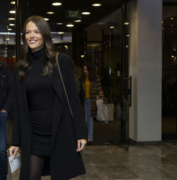 Ni cveće, ni mašne, već ukrasi koje više niko nema: Mia Bjelogrlić okitila jelku, ova boja posebno je dominantna FOTO