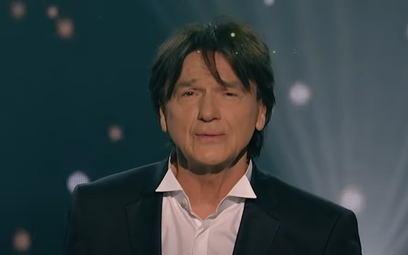 Ni pljusak ga nije sprečio: Zdravko Čolić pevao u Tesliću uprkos jakom nevremenu! (VIDEO)