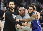 Rajaković podigao buru – raste bes NBA trenera na sudije, Brauna dvojica držala VIDEO