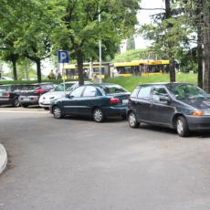 Nije mogla da upali auto, a kada je podigla haubu nije znala da li da PLAČE ILI DA SE SMEJE (FOTO)