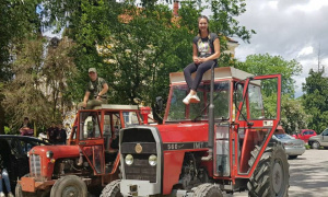 Nije sramota živeti od poljoprivrede! Maturantkinje došle u školu na traktorima!