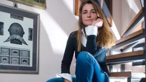 „Nije u prirodi umetnika da se zbog koristi svrstava“: Laura Barna povodom svog novog romana „Frau Beta“ o slikarki Beti Vukanović