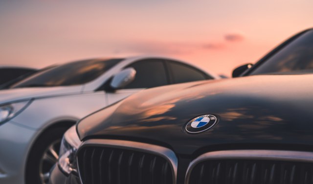 Gotovo novi, a odbačeni: 3.000 BMW i Mini automobila trune u Kanadi VIDEO
