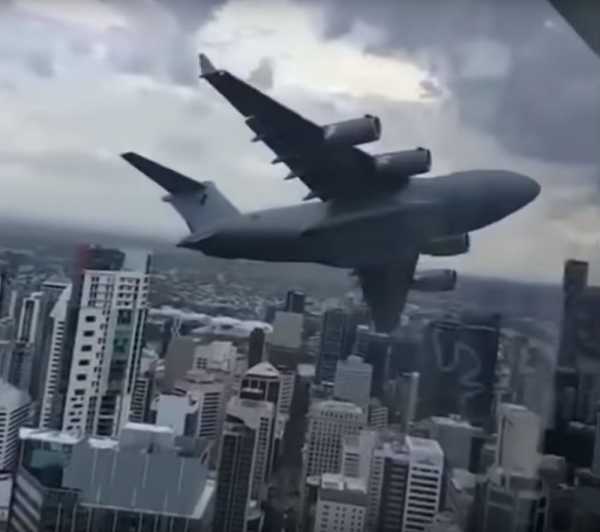 Nikada ovoliki avion nije ovako nisko leteo... bez posledica (VIDEO)