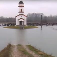 Niko da nije umro dok poplava ne prođe: Crkva i groblje pod vodom, meštani mole Boga da se voda što pre povuče