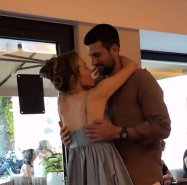 Niko nije srećniji do Dijane i Srđana: Novak sa Jelenom i decom stigao u Beograd, povod je prelep