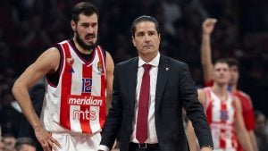 Nikola Kalinić bacio na tribine predmet kojim je neko iz publike gađao igrače Crvene zvezde (VIDEO)