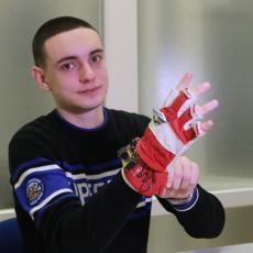 Nikola je apsolutni genije: Napravio je rukavicu koja može da prepozna lica, emocije i jačinu svetlosti  (VIDEO)