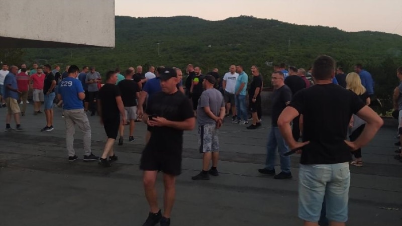 Nikšić: Radnici Željezare štrajkuju na krovu fabrike, neki prijete da će skočiti
