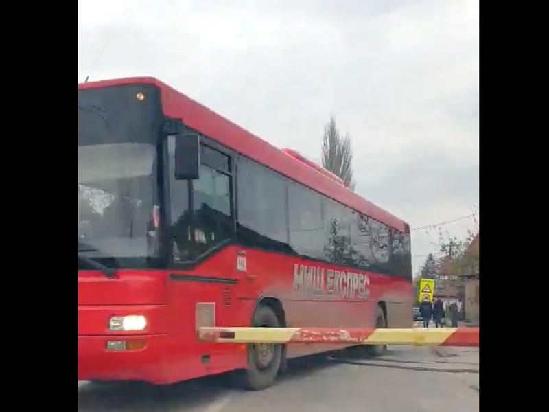 Niš: Rampa spuštena, a autobus prolazi