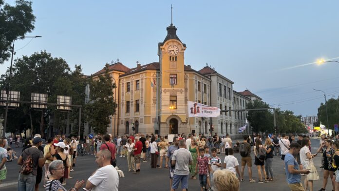 Niš i večeras blokiran, ali miran: Film, poruke na asfaltu i zahtev za izbore