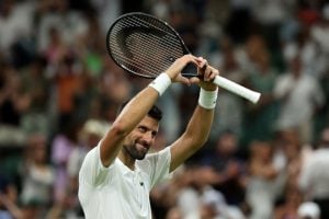 “Nisam razmišljao o predaji, došle su čuvene pilule i uspeo sam da završim”: Novak Đoković izazvao ovacije publike posle pobede na startu Vimbldona