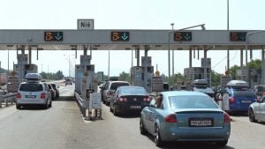 Nišlije idu automobilima na vidovdanski protest u Beogradu u zajedničkoj koloni: Okupljanje ispred tehničkih fakulteta
